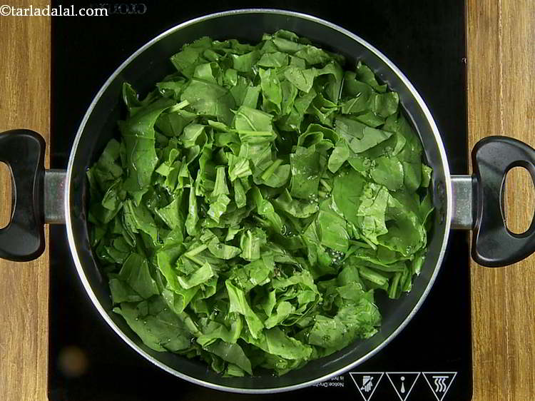 Step 5 – Add 3&frac12; cups of spinach leaves to the boiling water.