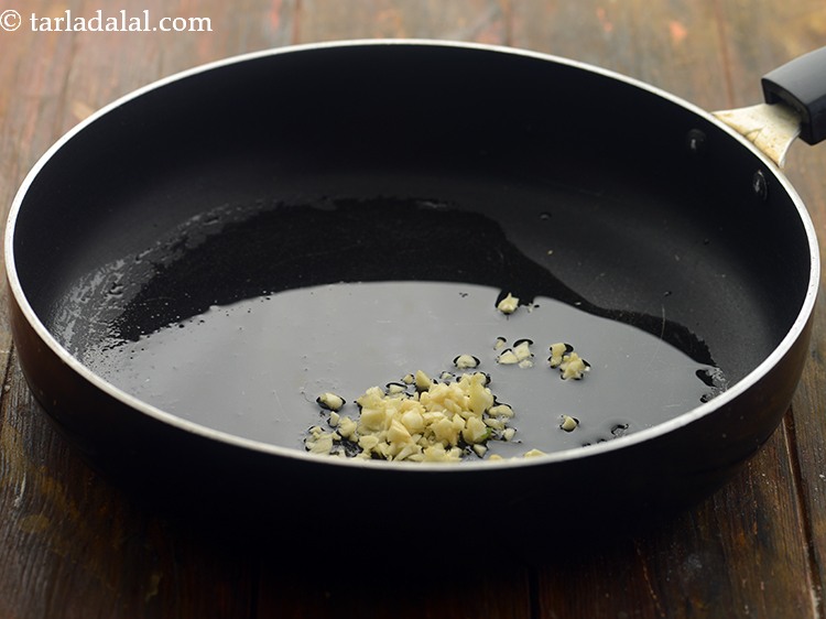 Step 8 – For the&nbsp;<strong>spring onion paratha recipe | hara pyaz paratha |&nbsp;</strong>heat the oil in a broad …