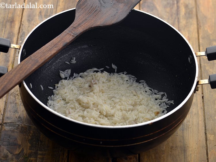 स्टेप 9 – एक चम्मच का उपयोग करके अच्छी तरह मिलाएं और ४ …