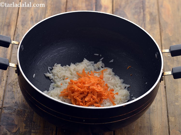 स्टेप 10 – अब बच्चों के लिए वेजिटेबल रिसोतो में सब्जियां डालें। सबसे …