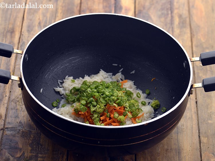 स्टेप 12 – साफ और धो कर हुआ बारीक कटी हुई फण्सी डालें। …