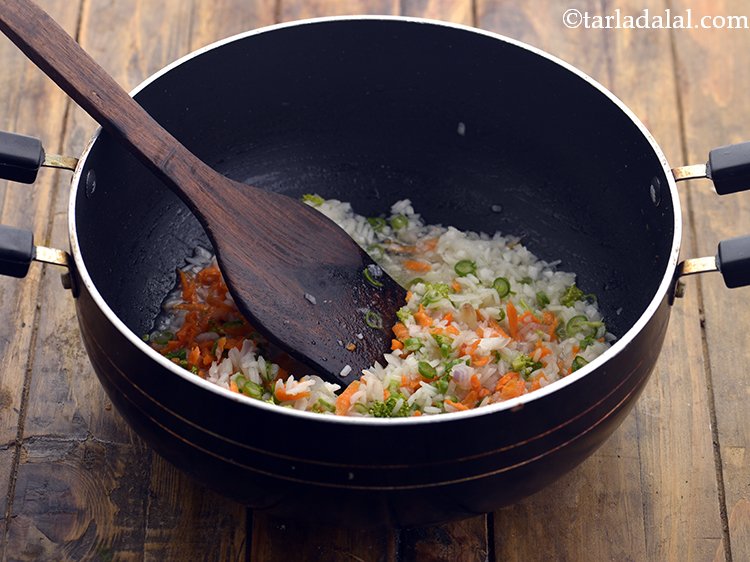 स्टेप 14 – चम्मच का उपयोग करके अच्छी तरह मिलाएं।