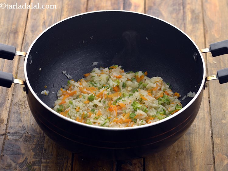 स्टेप 15 – मध्यम आंच पर २ मिनट तक पकाएं। सुनिश्चित करें कि …