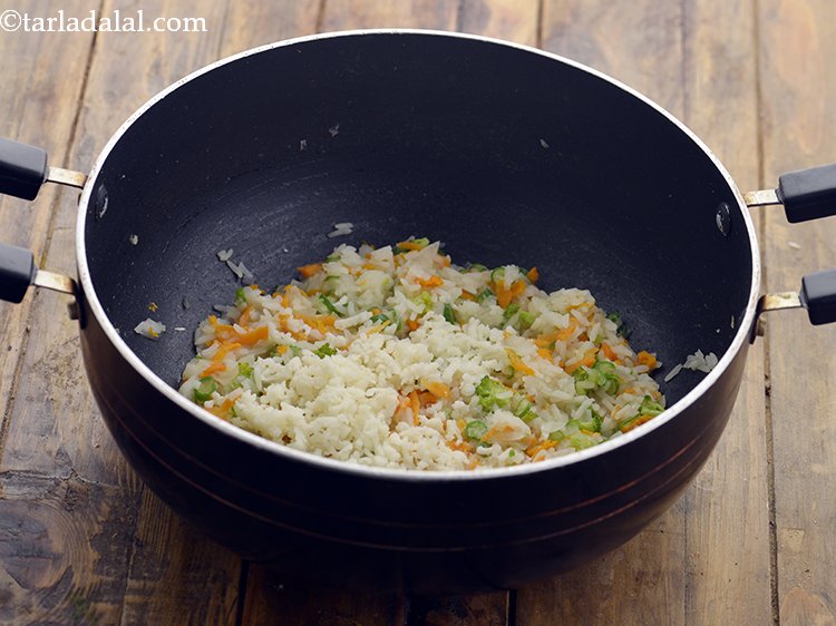 स्टेप 17 – अंत में स्वाद बढ़ाने के लिए प्रोसेस्ड चीज़़ डालें। इसे …