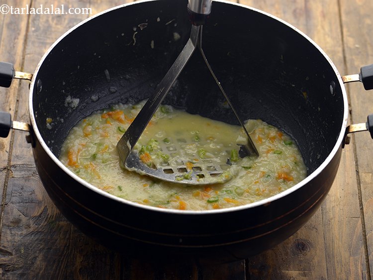 स्टेप 18 – <strong>बच्चों के लिए आसान रिसोटो</strong> को आलू मैशर का उपयोग …