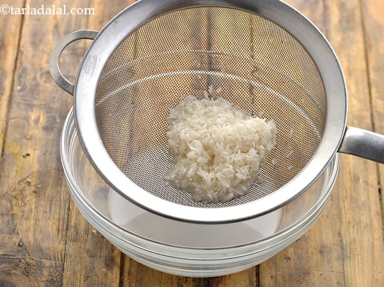 स्टेप 2 – एक छलनी का उपयोग करके छान लें और धो कर …