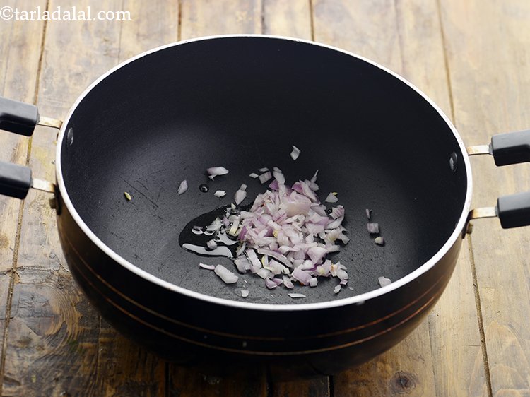 स्टेप 4 – तेल गरम होने के बाद, इसमें बारीक कटे हुए हरे …