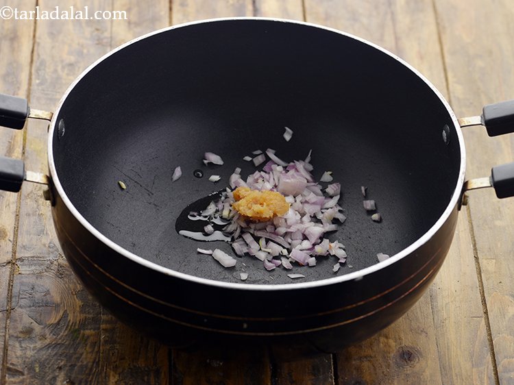 स्टेप 5 – स्वाद के लिए लहसुन की पेस्ट डालें। अब समय है …