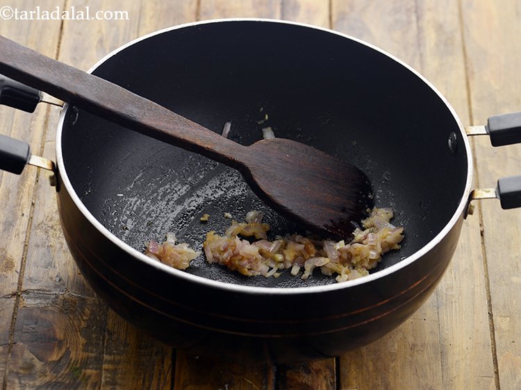 स्टेप 6 – १ मिनट के लिए मध्यम आंच पर भून लें।