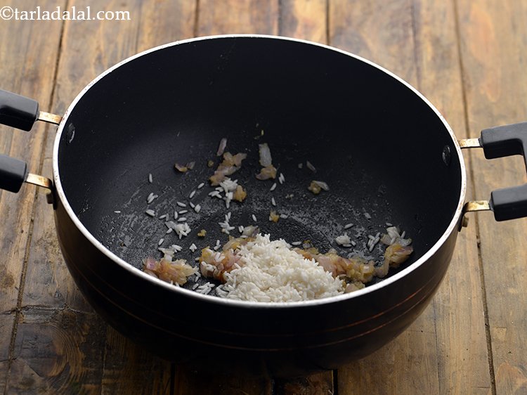 स्टेप 7 – धो कर छाने हुए चावल डालें।