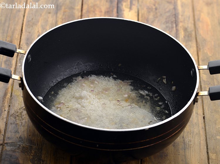 स्टेप 8 – <strong>टॉडलर्स के लिए वेजिटेबल रिसोटो</strong> को पकाने के लिए ३/४ …