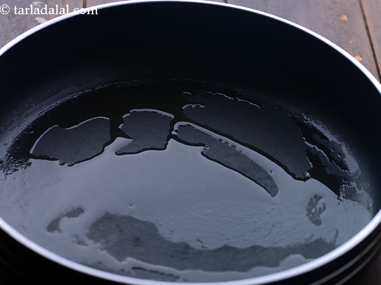 स्टेप 1 – <strong>स्प्राउट फ्रूट भेल</strong> के लिए मसाला मुरमुरा (कुरमुरा) बनाने के …