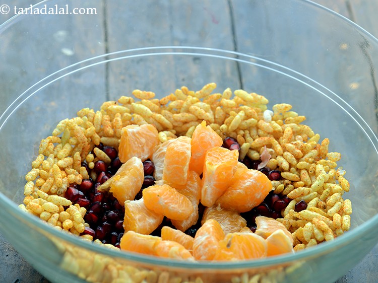 स्टेप 12 – दो हिस्सों में काटे हुए संतरे के फाँक डालें।