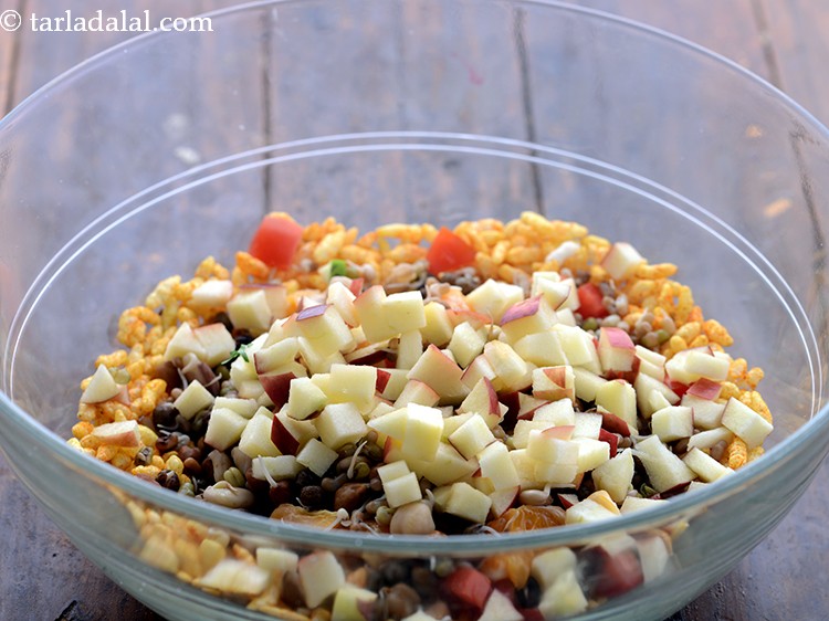 स्टेप 15 – कटा हुआ सेब डालें।