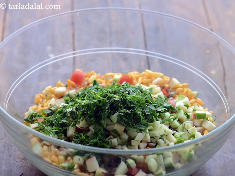 स्टेप 17 – धनिया और नींबू का रस डालें।