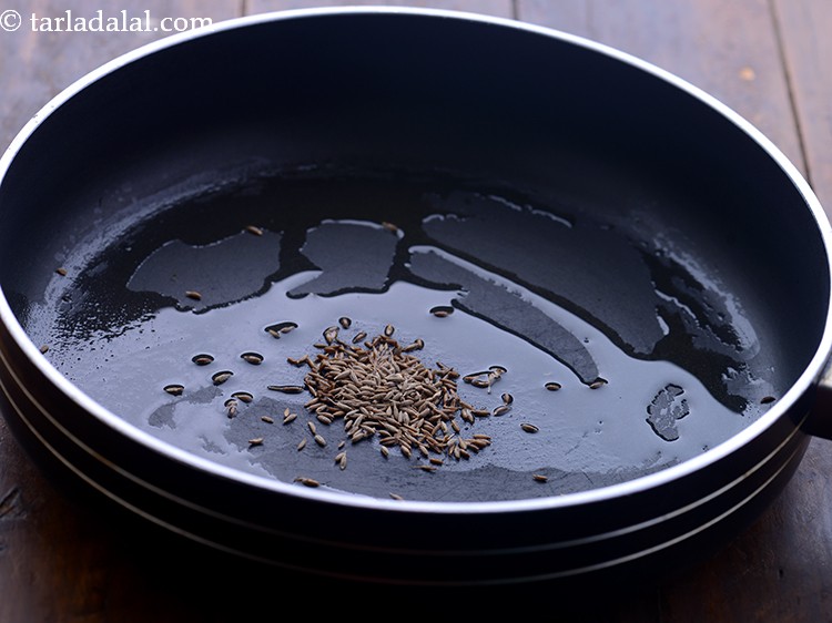 स्टेप 2 – तेल गरम होने के बाद जीरा डालें।