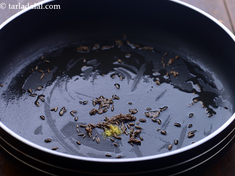 स्टेप 3 – जब जीरा चटकने लगे, तब हींग डालें।