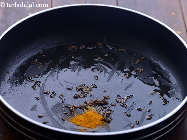 स्टेप 4 – हल्दी पाउडर डालें।