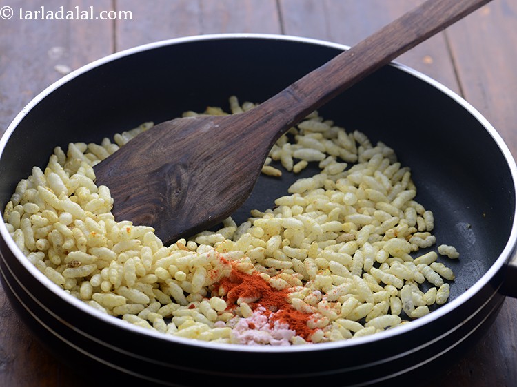 स्टेप 8 – लाल मिर्च पाउडर डालें।