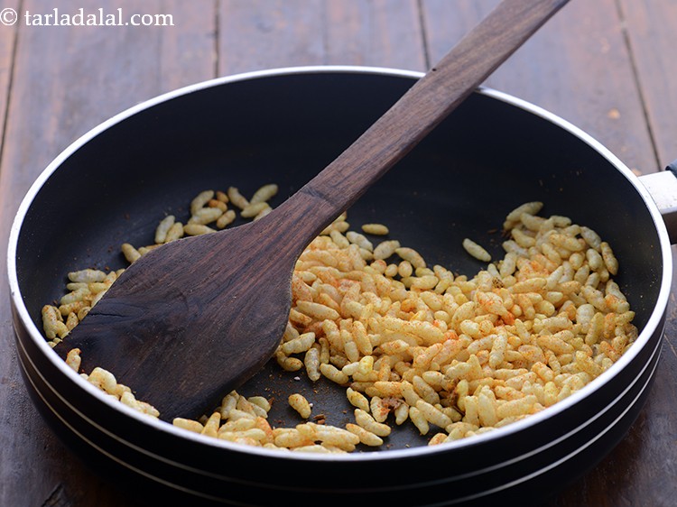 स्टेप 9 – अच्छी तरह से मिलाएं और मध्यम आंच पर ३० सेकंड …