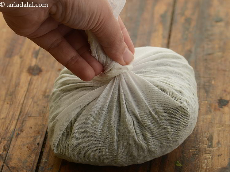 स्टेप 50 – मलमल के कपड़े के सभी किनारों को केंद्र की ओर …