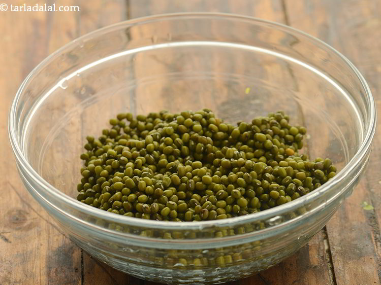 स्टेप 45 – धुले मूंग को एक और गहरे कटोरे में डालें।