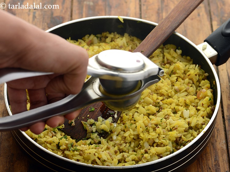 स्टेप 26 – नींबू का रस डालें।