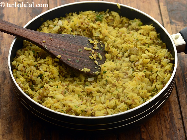 Step 27 – Mix well and our <strong>healthy sprouted matki poha</strong> are ready!