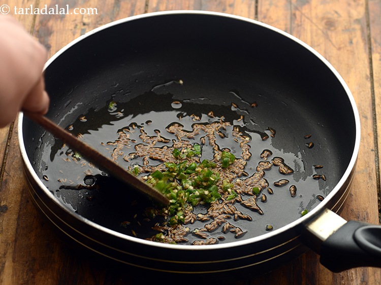 स्टेप 15 – जब जीरा चटकने लगे हरी मिर्च डालें। मध्यम आंच पर …