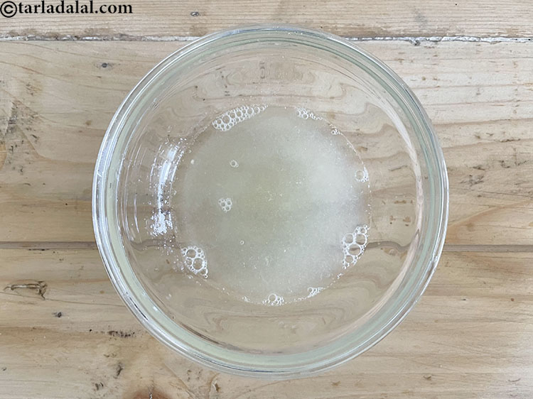 स्टेप 27 – एक छोटे कांच के कटोरे में&nbsp;&nbsp;२ टेबल-स्पून&nbsp;<a href=""https://www.tarladalal.com/glossary-lemon-juice-numbi-ka-ras-nimbu-ka-juice-hindi-471i"">नींबू का रस</a>&nbsp;डालें।