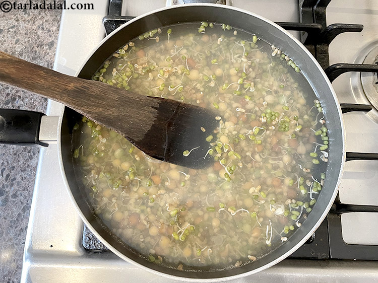 स्टेप 8 – हमने जो नमक मिलाया है उसे मिलाने के लिए स्प्राउट्स …