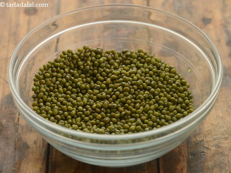 स्टेप 3 – एक गहरे कटोरे में लगभग १ कप मूंग लें।