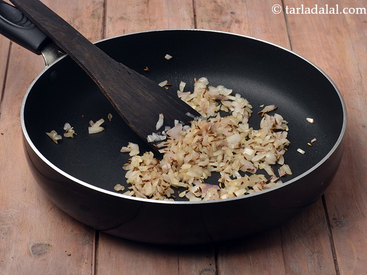 स्टेप 20 – मध्यम आंच पर १ से २ मिनट तक या प्याज …