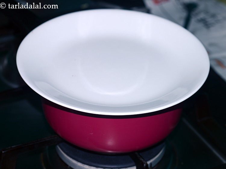 स्टेप 5 – ढक्कन से ढककर ३ मिनट के लिए रख दें।