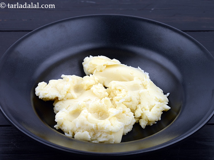 Step 6 – The thick white sauce is ready. Transfer it in a plate.