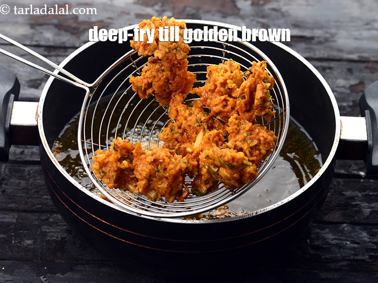 Step 15 – <p>Deep-fry till they turn golden brown in colour from all the sides.&nbsp;</p>