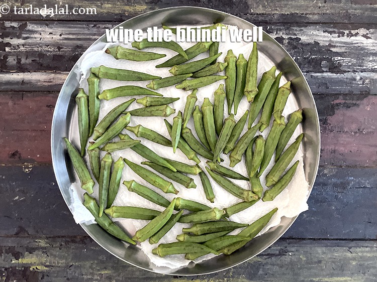 Step 6 – Make sure the bhindi are totally dry by wipping them well.