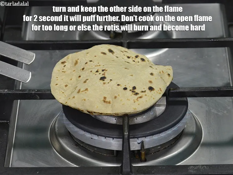 स्टेप 15 – दूसरी तरफ पलट कर २ सेकंड के लिए आंच पर …