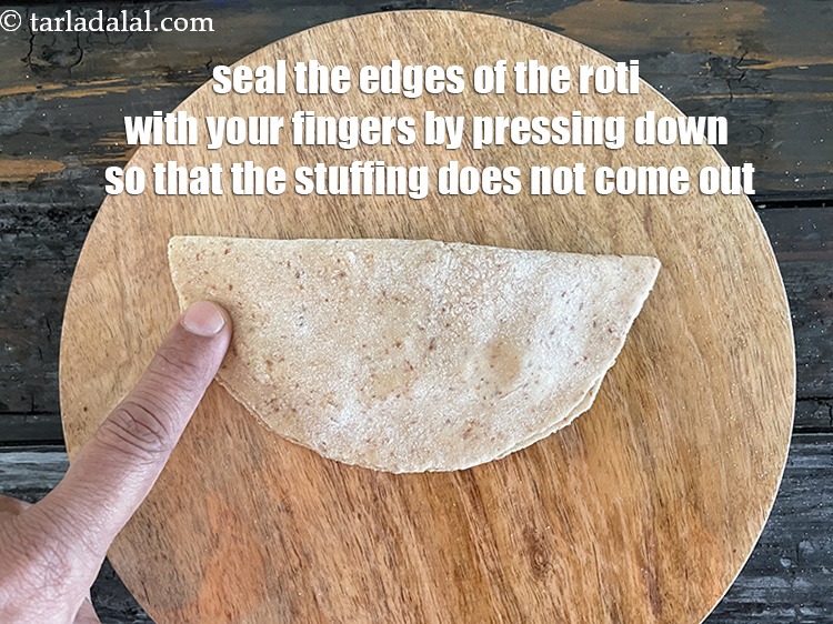 स्टेप 31 – किनारों को सील कर दें ताकि भराई बाहर न गिरे।