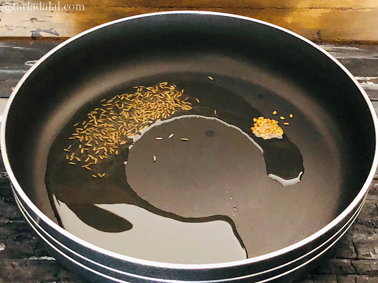 Step 4 – Add&nbsp;fenugreek seeds.