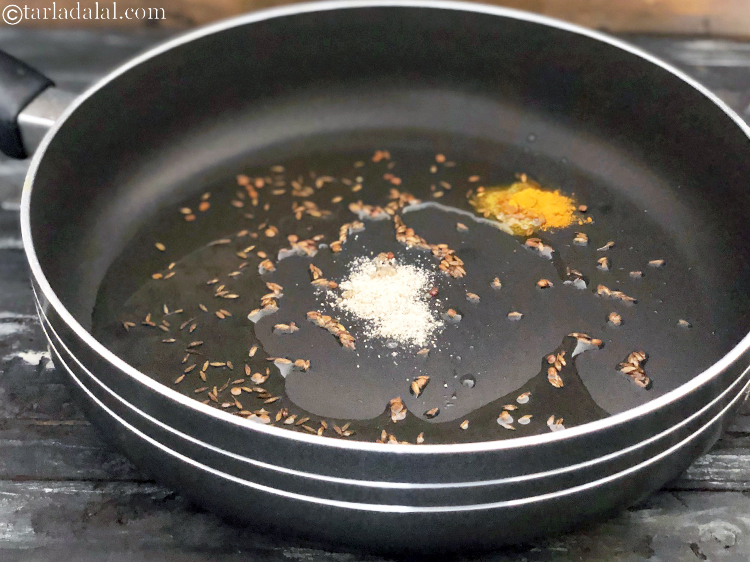 Step 7 – Add the&nbsp;turmeric powder