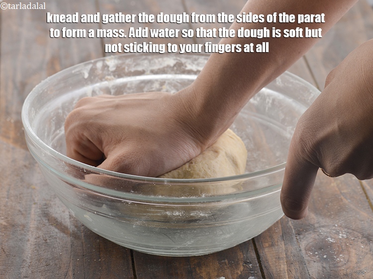 स्टेप 8 – परात के किनारों से आटा गूंथकर एक मिश्रण बना लें। …