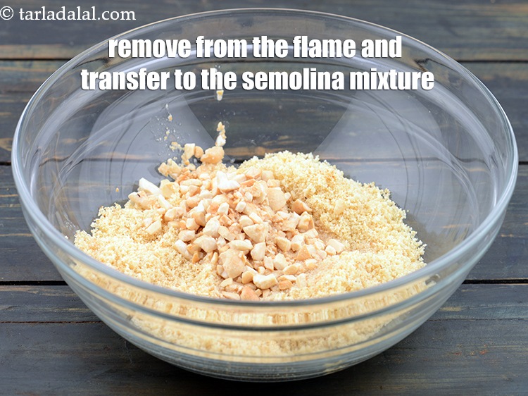 स्टेप 10 – आंच से उतारकर सूजी मिश्रण में डालें।