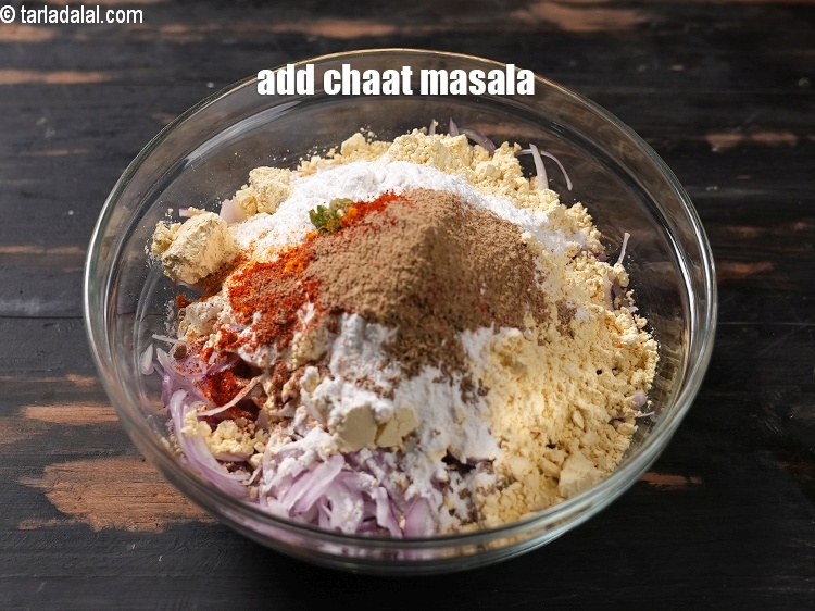 Step 10 – Add 1/2 tsp&nbsp;chaat masala.