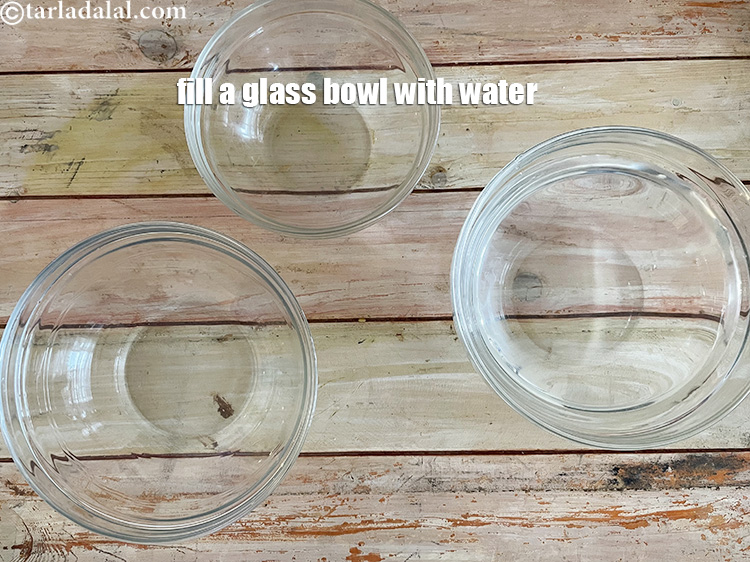 स्टेप 3 – ब्रेड स्लाइस को डुबाने के लिए पर्याप्त पानी से भरा …