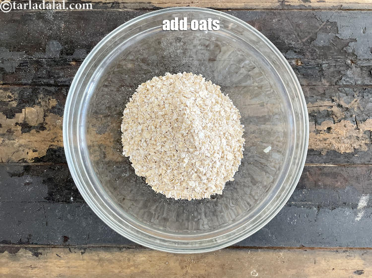 स्टेप 14 – एक गहरे कटोरे में&nbsp;१ कप&nbsp;भुना हुआ&nbsp;<a href=""https://www.tarladalal.com/glossary-quick-cooking-rolled-oats-rolled-oats-hindi-547i"">क्विक कुकिंग रोल्ड ओटस्</a>&nbsp;डालें …
