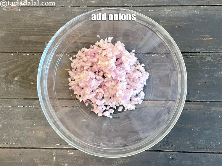 स्टेप 26 – एक कांच के कटोरे में ३ कप बारीक कटा हुआ …