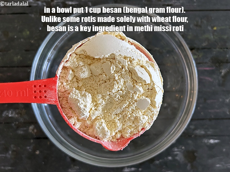 स्टेप 3 – एक कटोरी में १ कप&nbsp;<a href=""https://www.tarladalal.com/glossary-besan-chana-dal-flour-bengal-gram-flour-hindi-952i"">बेसन</a><a href=""https://www.tarladalal.com/glossary-besan-chana-dal-flour-bengal-gram-flour-952i"" style=""font-family:Arial; font-size:16px; font-style:normal; …