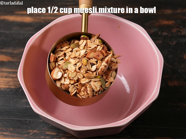 Step 21 – <meta charset="UTF-8" /> For serving, place 1/2 cup&nbsp;muesli mixture in a bowl.