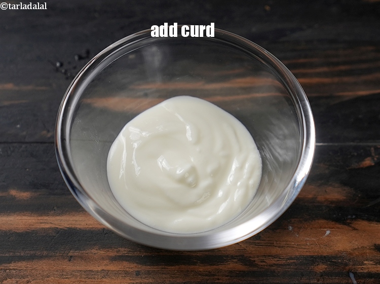 स्टेप 3 – एक छोटे कटोरे में १/४ कप&nbsp;<a href=""https://www.tarladalal.com/glossary-curd-dahi-yogurt-yoghurt-hindi-383i"">दही</a>&nbsp;डालें।
